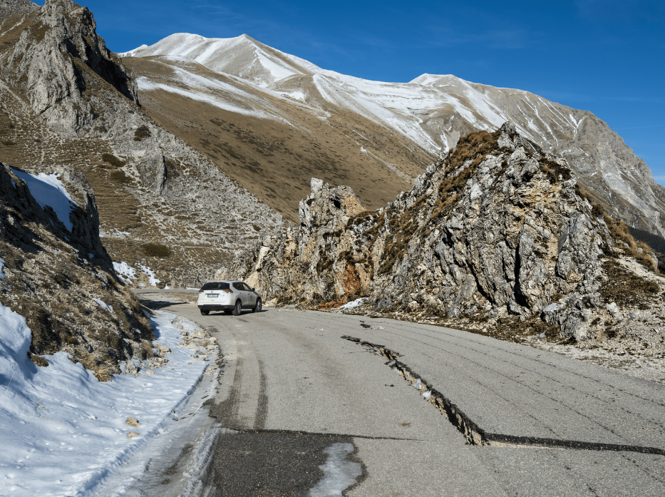 Profonda spaccatura nell'asfalto a Castelluccio di Norcia, provocata dal terremoto del 30 ottobre 2016