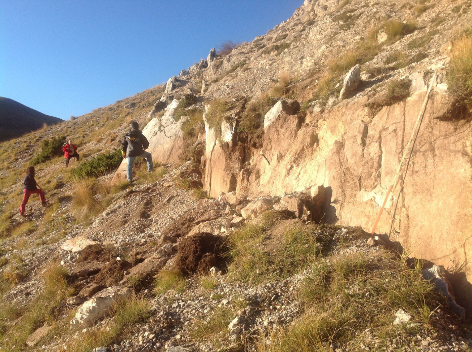 Geologi analizzano da vicino la grande spaccatura formata dal terremoto sul Monte Vettore